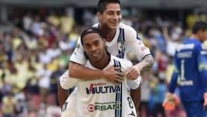 A Ronaldinho le bastaron 10 minutos en el estadio Azteca para demostrar todo su talento y le convirtió un doblete al América. Foto AFP