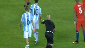 En la imagen se mira claramente que Messi le dio la espalda al árbitro del compromiso.