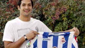 Celso Borges posando con su nueva camisa del Deportivo La Coruña de España.