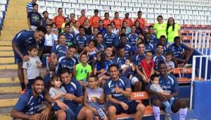 El plantel de las águilas compartió con los pequeños antes del entrenamiento.