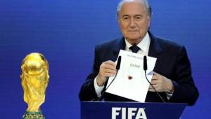 El presidente de FIFA, Joseph Blatter ha estado con la incógnita de los meses a jugarse el Mundial 2022.