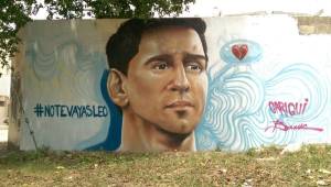 Los grafiteros Cariqui y Baruc se unieron para rendir tributo a Leo Messi y pedirle #NotevayasLeo. Foto Cortesía