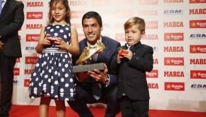 Luis Suárez ha recibido la Bota de Oro 2015-16 de las manos de sus hijos Benjamín y Delfina.