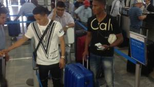 Andy Najar y Bryan Beckeles antes de tomar vuelo rumbo a Europa.