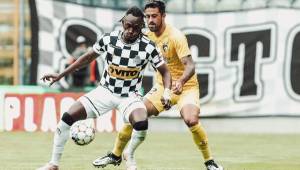 El delantero hondureño, Alberth Elis, celebrando una de las anotaciones con el Boavista que este miércoles lograron salvar la categoría. Fotos cortesía