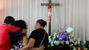 Familiares y amistades llegaron a darle el pésame a la madre de Alfredo Pacheco. FOTO: ElSalvador.com