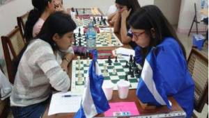 Mirna Fernández (derecha), durante una de las competiciones que ha realizado en Honduras. Ahora busca trascender a nivel internacional. FOTO Mirna Fernández