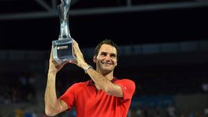 Roger Federer levantando el trofeo número 83 de su carrera. (Foto: AFP)