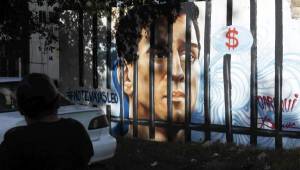 La obra de arte dedicada a Leo Messi en San Pedro Sula fue dañada y sobre ella pintaron unos barrotes. Foto Delmer Martínez