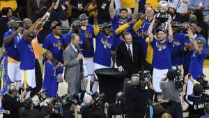 Los Warriors, que defienden el título de campeones de la NBA, jugarán de nuevo las Finales ante los Cavaliers de Cleveland. Foto AFP