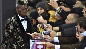 Paul Pogba llegó vestido de forma extravagante a la gala del Balón de Oro. FOTOS AFP