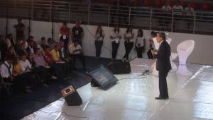 El colombiano Jorge Luis Pinto expuso en el primer día del Congreso Deportivo ante una gran cantidad de asistentes. Foto Ronald Aceituno