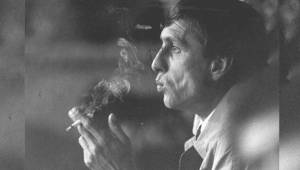 Cruyff fumaba en el banquillo mientras dirigía al Barcelona.