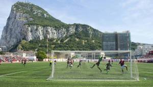 Los jugadores del Celtic y el Lincoln de Gilbraltar en pleno juego en este estadio que tiene esta panarámica espectacular. Foto Cortesía