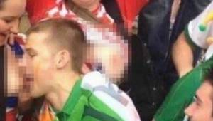 Esta es la imagen de las croatas junto a un aficionado de Irlanda.