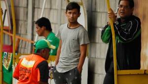 David López, junto a Rolin Peña, gerente del Marathón observando el entreno del equipo mayor. Foto Delmer Martínez