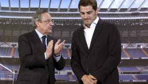 Florentino Pérez despidió ayer en el Bernabéu a Iker Casillas. (EFE)