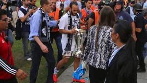 Landon Donovan no ha dejado claro si seguirá ligado al fútbol. Se tomará un tiempo con su familia para decidirlo. Foto AFP