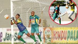 El defensor Marlon Peña jugando como portero en los últimos minutos del encuentro que disputaron frente al Honduras Progreso. Foto DIEZ Neptalí Romero