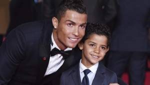 Cristiano Ronaldo ama a su hijo y no falta en cada evento social.