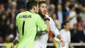 El beso de Iker a Sergio Ramos tras finalizado los 90 minutos.