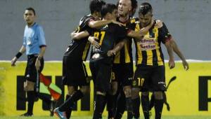 Ramiro Bruschi se estrenó con gol, aquí celebra con sus compañeros el segundo tanto del Real España que terminó ganando 3-1 al Platense. Foto Neptalí Romero