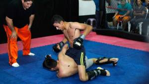 El segundo torneo de peleas de Artes Marciales Mixtas brindó choques emocionantes. Foto Neptalí Romero