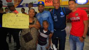 Deiby Flores fue recibido por su familia con pancartas. Dijeron estar orgullosos del jugador y la labor que hizo en el Premundial en Jamaica. Foto Melvin Cubas