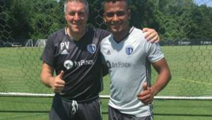 Ever Alvarado con su nuevo entrenador Peter Vermes.