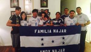 La familia de Andy Najar reunida para apoyarlo desde Estados Unidos.