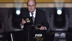 Joseph Blatter en el mensaje previo a la gala del Balón de Oro solidarizándose con Francia. (AFP)