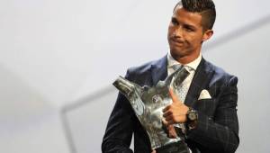 Cristiano Ronaldo se disculpó con Griezmann y Bale por ganarles y llevarse el premio a Mejor Jugador de la UEFA. Foto AFP
