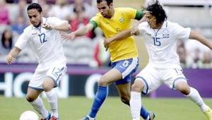 El volante catracho Roger Espinoza destacó en Londres en 2012 y el Wigan de Inglaterra le abrió las puertas. Foto AFP