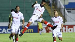 El volante Bayron Méndez celebra el primer gol del Olimpia frente al desconocido Police United de Belice por la Champions de Concacaf. Foto Ronald Aceituno