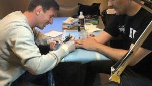 El tatuador visitó al futbolista en Barcelona y fue ahí donde le realizó este peculiar tatuaje. Messi, todo un profesional, se puso los guantes y le estampó el '10'. Fotos Twitter