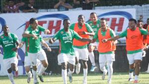 Charles Córdoba celebrando uno de sus goles frente al Olimpia. FOTO Neptalí Romero