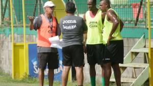 El entrenador Jairo Ríos platicó con los sudamericanos previo al entrenamiento. (Foto: DIEZ)