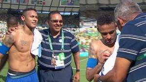 Los integrantes del cuerpo técnico de Honduras, Gerardo Mejía se saca fotos con Neymar, mientras que Roy Posas, preparador de porteros le pidió autógrafos.