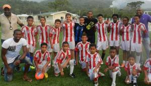 Estos son algunos de los niños que juegan ahora mismo en la Academia Wilson Palacios. FOTO: Javier Rosales