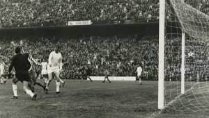 Imagen del gol convertido por José 'La Coneja' Cardona en el primer clásico disputado en el estadio Vicente Calderón.