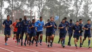 Mientras los jugadores del Motagua trotaban y las caía el agua, en las graderías, con café en mano, estaba observando Diego Vázquez, Patricio Negreira y Nimrod Medina.