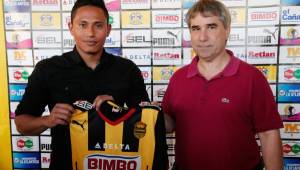 Mario Verdial, el miércoles entregando a Ramón Núñez la camiseta de su querido Real España. (Foto: DIEZ)