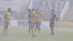 El partido entre Motagua y Social continuará este lunes a las 10:00 am porque todavía le faltan 45 minutos que no se jugaron por la lluvia. Foto Ronald Aceituno