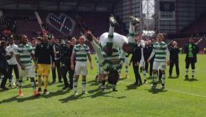 La celebración de los jugadores del Celtic. Al costado derecho de la foto, aparece Emilio Izaguirre.
