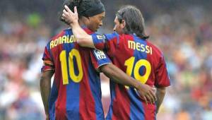 Lionel Messi heredó la camiseta 10 que dejó Ronaldinho en el Barcelona.