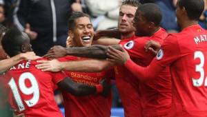 El festejo de los jugadores del Liverpool tras vencer al Swansea City. Foto AFP.