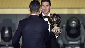Messi dice que este Balón de Oro es especial porque le tocó dos años consecutivos ver a Cristiano Ronaldo recibirlo. Foto AFP