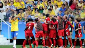 Jugadoras de Canadá celebran el triunfo obtenido ante Brasil.