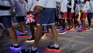 Los tenis con luces LED de los británicos llamaron la atención de todos.