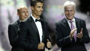 Cristiano Ronaldo se emocionó al saber que era el ganador del premio al Mejor Jugador de Europa y lo celebró a su propio estilo. Foto AFP